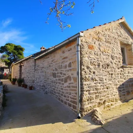 Stone House Harmony - One Bedroom Holiday With Patio And Garden View *
