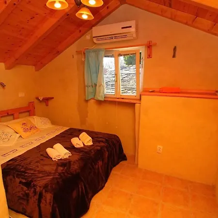Stone House Harmony - One Bedroom Holiday With Patio And Garden View