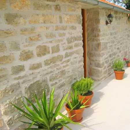 Stone House Harmony - One Bedroom Holiday With Patio And Garden View Zrnovo